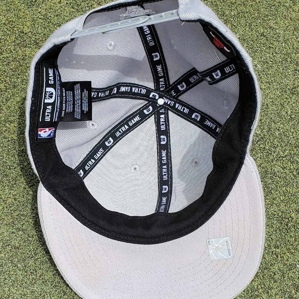 Chicago Bulls Baseball cap snap back embroidered solid gray